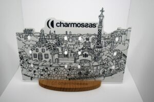 Display en pvc con base de madera grabada