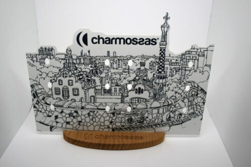 Display en pvc con base de madera grabada