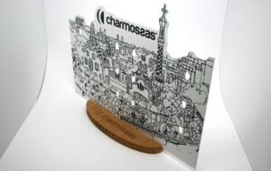 Display en pvc con base de madera grabada - Imagen 3