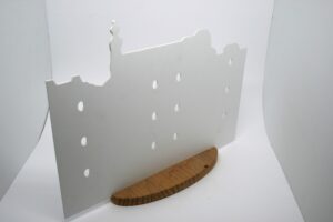 Display en pvc con base de madera grabada - Imagen 5