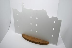 Display en pvc con base de madera grabada - Imagen 6