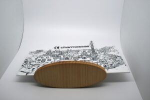 Display en pvc con base de madera grabada - Imagen 7