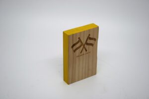 Taco de madera grabado y pintado M - Imagen 2