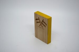 Taco de madera grabado y pintado M - Imagen 3
