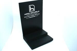 Display en PVC negro con impresión digital en blanco - Imagen 2