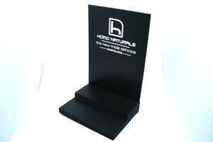 Display en PVC negro con impresión digital en blanco - Imagen 3