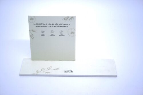 Display en PVC con vinilo laminado y fresado