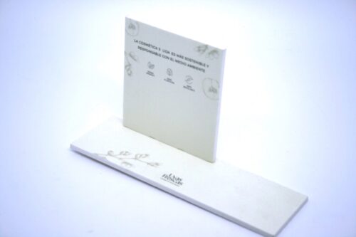 Display en PVC con vinilo laminado y fresado