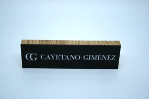 Display en madera y metacrilato impreso, fresado y corte al láser rectangular
