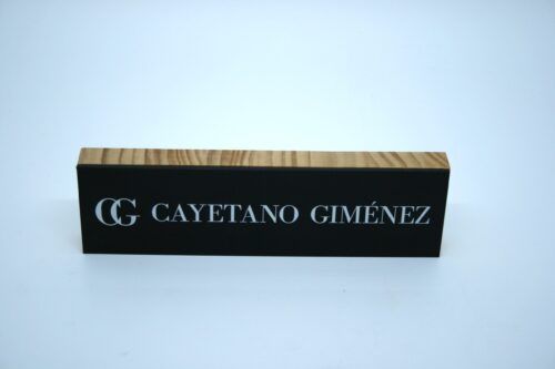 Display en madera y metacrilato impreso, fresado y corte al láser rectangular