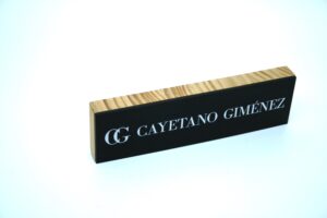 Display en madera y metacrilato impreso, fresado y corte al láser rectangular - Imagen 2