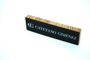 Display en madera y metacrilato impreso, fresado y corte al láser rectangular - Imagen 3