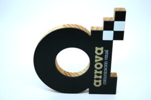 Display en madera y metacrilato impreso, fresado y corte al láser