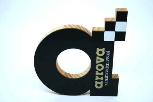 Display en madera y metacrilato impreso, fresado y corte al láser