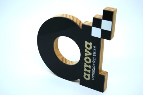 Display en madera y metacrilato impreso, fresado y corte al láser