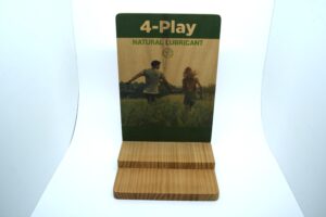 Display en madera con impresión digital y fresado