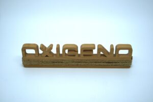 Display en madera fresada y material personalizado