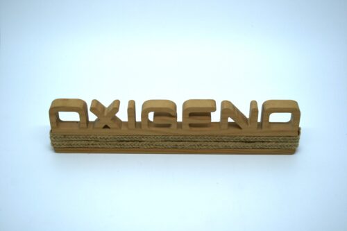 Display en madera fresada y material personalizado