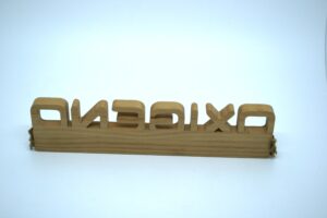 Display en madera fresada y material personalizado - Imagen 5
