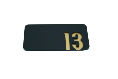 Placa de señalización en metacrilato mate con vinilo dorado para puertas