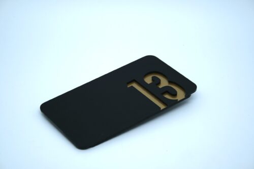 Placa de señalización en metacrilato mate con vinilo dorado para puertas