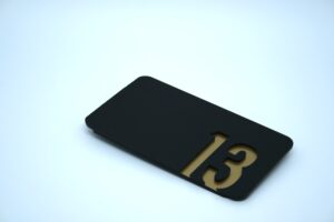 Placa de señalización en metacrilato mate con vinilo dorado para puertas - Imagen 3