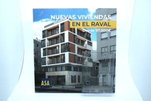 Display en PVC con vinilo y cajetín para folletos