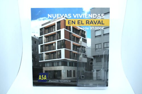Display en PVC con vinilo y cajetín para folletos