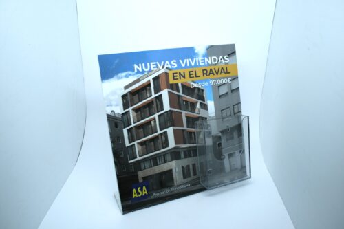 Display en PVC con vinilo y cajetín para folletos