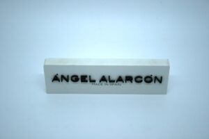 Display en PVC con letras en metacrilato