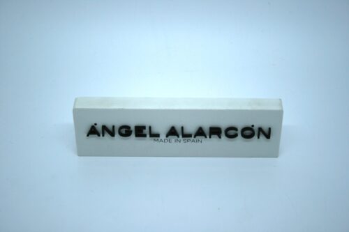 Display en PVC con letras en metacrilato