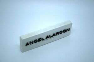 Display en PVC con letras en metacrilato - Imagen 2