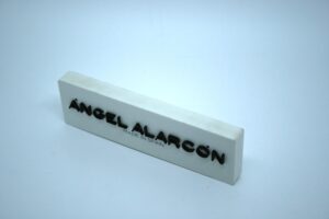 Display en PVC con letras en metacrilato - Imagen 3